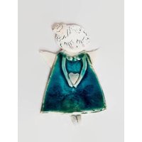 Keramikfigur Mit Einem Herz in Den Händen, 8cm Hoch, Kann Auf Wunsch Aufgehängt Werden Entweder An Der Wand Oder Als Christbaumschmuck Keramikfigur Mit Einem Herz in Den Händen, 8cm Hoch, Kann Auf Wunsch Aufgehängt Werden Entweder An Der Wand Oder Als Christbaumschmuck von BelleVieCraftDesigns