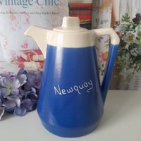 Art Deco Devonmoor Newquay Blau & Weiß Kaffeekanne, Devonware, Tourist Ware von BellemoonVintageShop