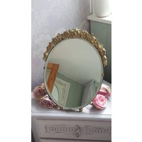Gold Art Deco Barbola Spiegel, Großer Schminkspiegel Mit Blumen Oben, Hübscher Ovaler Spiegel Rosen, 1930Er Jahre Tischspiegel von BellemoonVintageShop