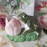 Hübscher Handbemalter Grüner Frosch Mit Rosa Rosenknospenvase, Vintage China & Rosa Blumentopf von BellemoonVintageShop