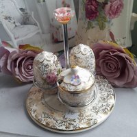 Hübsches Chintz Floral Cruet Set Auf Chrom Ständer, Salz Pfeffer Senfhalter Mit Rosa Rosen & Gold Detail von BellemoonVintageShop