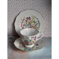 Royal Albert Florales Trio in Namenlosem Muster Ähnlich Dem Nosegay-Design, Hübscher Cottage-Garten-Blumen & Iris Seltene Tasse Untertasse von BellemoonVintageShop