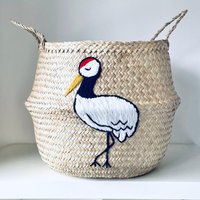 Kranich Seegras Bauchkorb Kinderzimmer Aufbewahrung Spielzeugkorb Hand Bestickt Von Bellybambino von BellybambinoBasket