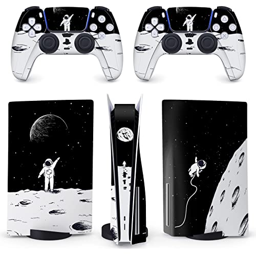 BelugaDesign Space Astronaut Skin PS5 | Galaxy Moon Spaceship Anime | Niedlicher Wrap-Aufkleber, komplettes Set für Konsolen-Controller | Kompatibel mit Sony Playstation 5 (PS5-Disc, Schwarz-Weiß) von BelugaDesign