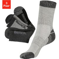 Bench. Tennissocken, (3 Paar), mit Pikeestruktur und Mittelfußgummi von Bench.