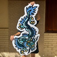 Drache Tuft Teppich, Dekorativer Handgemachter Einweihungsparty Geschenk, Room Decor von BenianTuzelStudio