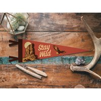 Bleib Wild Filz Wimpel | Vintage Wilder Westen Cowboy Banner, Inspirational Kinderzimmer Dekor, Rustikale Haus Akzent Geschenk von BenoitsDesignCo