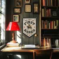 Dies Ist Nicht Meine Erste Rodeo Filz Camp Flagge | Inspirierendes Vintage Sport Banner, Retro Western Geschenk Dekor, Country Wall Art Print Dies Ist Nicht Meine Erste Rodeo Filz Camp Flagge | Inspirierendes Vintage Sport Banner, Retro Western Geschenk Dekor, Country Wall Art Print von BenoitsDesignCo