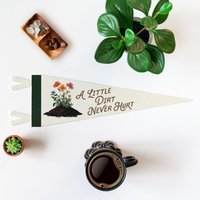 Ein Kleiner Schmutz Nie Schaden Filz Wimpel | Vintage Spaß Kinderdekor, Geschenk Des Gärtners, Pflanzen-Mama-Banner, Inspirierende von BenoitsDesignCo