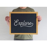 Erkunden Sie Filz Poster Banner | Inspirierendes Geschenk Für Wanderer Im Freien. Vintage Typographie Wimpel Kunst Wohndeko. Usa-Handgemacht Erkunden Sie Filz Poster Banner | Inspirierendes Geschenk Für Wanderer Im Freien. Vintage Typographie Wimpel Kunst Wohndeko. Usa-Handgemacht von BenoitsDesignCo