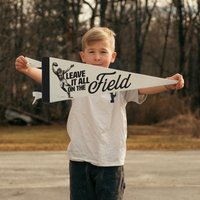 Fußball Lass Alles Auf Dem Feld Filz-Wimpel | Motivierendes Fußballtrainer Geschenk. Vintage Sport Kinderzimmer Dekor. Sport-Erinnerungsstücke Kunst von BenoitsDesignCo