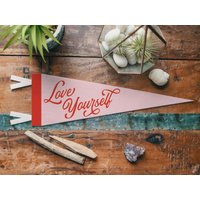 Liebe Dich Selbst Filz Wimpelkette Vintage Self Positivity Banner, Inspirierende Mädchen Kinderzimmer Dekor, Liebesbotschaft Wandkunst, Home Akzent von BenoitsDesignCo
