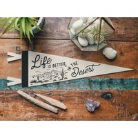 Life Is Better in The Desert Filz Wimpel | Vintage Camp Banner, Inspirational Rustikale Wohnkultur, Easy Living Retro Wandkunst, Geschenk Im Freien von BenoitsDesignCo