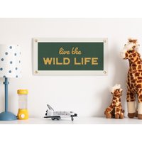 Live The Wild Life Filz Wimpelkette | Geschenk Für Den Naturliebhaber, Kinderzimmer Wandkunst, Vintage Typografie Plakat, Lagerfahne von BenoitsDesignCo