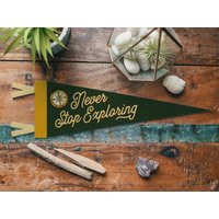 Never Stop Exploring Filz Wimpel | Inspirierende Banner, Abenteuer-Dekor, Einzigartige Geschenkidee, Motivierende Wandkunst, Thema Fernweh von BenoitsDesignCo