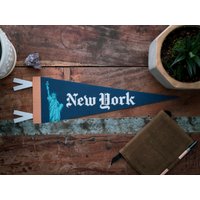 New York Filz Wimpel | Empire State Poster, Freiheitsstatue Sport Banner. Vintage Typografie Flagge Wohnkultur. Usa Handarbeit von BenoitsDesignCo