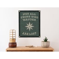 Nicht Alle Die Wandern Sind Verloren Filz Poster Banner | Reise Kunstdruck Geschenk. Wimpelkette Aus Holz in Form Einer Vintage Wildnis. von BenoitsDesignCo