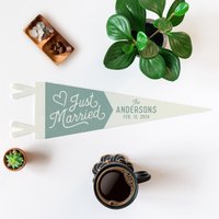 Personalisierte Filz Wimpel Hochzeit Zeichen | Benutzerdefinierte Namen & Daten, Vintage-stil Photo Prop, New Home Banner Flagge Geschenk Brautpaar von BenoitsDesignCo