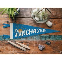 Sonnenfänger Filz Wimpel | Vintage Strandhaus Banner, Inspirational Outdoors Sun Print, Surf Decor. Küstenhaus-Wand-Kunst, Hausakzent-Geschenk von BenoitsDesignCo