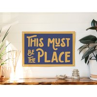 Dieser Must Be The Place Filz Poster Banner | Talking Heads Inspiriertes Kunstgeschenk. Vintage Typografie Dekoration Für Das Lagern Der Flagge von BenoitsDesignCo