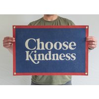 Wählen Sie Kindness Filz Poster Banner | Behandle Menschen Mit Freundlichkeit Wandkunst Geschenk. Vintage Typografie Wimpel Wohndekor. Usa Handarbeit von BenoitsDesignCo