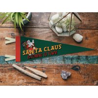 Weihnachtsmann Kommt in Die Stadt Filz Wimpel | Frohe Weihnachten Banner Poster. Vintage Typografie, Feiertagsfahne, Wimpeldekoration. Hergestellt Weihnachtsmann Kommt in Die Stadt Filz Wimpel | Frohe Weihnachten Banner Poster. Vintage Typografie, Feiertagsfahne, Wimpeldekoration. Hergestellt von BenoitsDesignCo