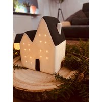 Süßes Doppel-Led-Häuschen Mit Dunklem Dach Inkl. Batterien Und 4 Stunden Timer, Lichthaus, Led, Dekohaus, Lichthäuschen von Benolino