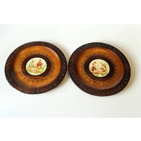 50Er Jahre - 2 Wandbilder, Wandteller Holz Porzellanmalerei Keramikmalerei, Brandmalerei, Vintage Mid Century, Wooden Wall Plates 50Er Jahre - 2 Wandbilder, Wandteller Holz Porzellanmalerei Keramikmalerei, Brandmalerei, Vintage Mid Century, Wooden Wall Plates von BensGermanVintage
