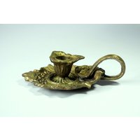 Dekorativer Verzierter Kerzenhalter, Kerzenständer Kerzenleuchter Aus Massiv-Messing Kammerleuchter Vintage Mid Century, Brass Candle Holder von BensGermanVintage