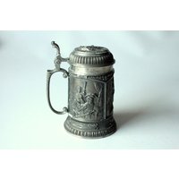 Deutscher Bierkrug Zinn Mit Zinndeckel Und Aufwendigen Reliefmotiven - Bierseidel Humpen Zinnseidel Vintage Mid Century Pewter Beer Mug von BensGermanVintage