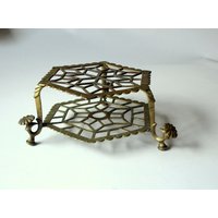 Messing Stövchen - Filigraner Untersetzer Trivet Teekannen-Untersetzer, Teewärmer, Vintage, Mid Century Messing Stövchen - Filigraner Untersetzer Trivet Teekannen-Untersetzer, Teewärmer, Vintage, Mid Century von BensGermanVintage