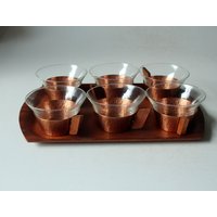 Mid Century Teegläserset | 6 Stück Auf Holztablett, Teetassen Glas Kupferhalterung Mit Holzgriffe Aus Den 1950Er/60Ern, Vintage von BensGermanVintage