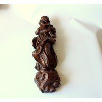 Mutter Gottes Mit Kind - Handgeschnitzt- Holz, Schöne Madonnenskulptur, Heiligenbild Geschenk Zur Taufe, Vintage Aus Den 1950Ern Mutter Gottes Mit Kind - Handgeschnitzt- Holz, Schöne Madonnenskulptur, Heiligenbild Geschenk Zur Taufe, Vintage Aus Den 1950Ern von BensGermanVintage