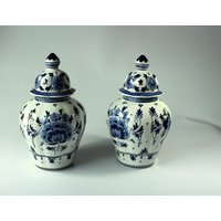 Set Mit 2 Wunderschönen Delft Vasen Deckel Handgemalt Gemarkt Delfter Porzellan Vintage Mid Century, Of Blue Lidded Vases Set Mit 2 Wunderschönen Delft Vasen Deckel Handgemalt Gemarkt Delfter Porzellan Vintage Mid Century, Of Blue Lidded Vases von BensGermanVintage