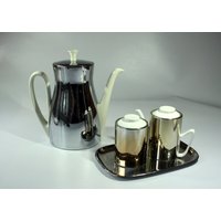 Sus Kaffeekanne Mit Metall-Warmhaltehaube Porzellan Keramik Als Set Milchkännchen Und Zuckerdose Warmhaltehaube Auf Metalltablett Sus Kaffeekanne Mit Metall-Warmhaltehaube Porzellan Keramik Als Set Milchkännchen Und Zuckerdose Warmhaltehaube Auf Metalltablett von BensGermanVintage