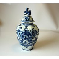 Wunderschöne Kleine Vase Mit Deckel Handgemalt Gemarkt Porzellan Vintage Mid Century Handpainted Blue White Lidded Vase Wunderschöne Kleine Vase Mit Deckel Handgemalt Gemarkt Porzellan Vintage Mid Century Handpainted Blue White Lidded Vase von BensGermanVintage