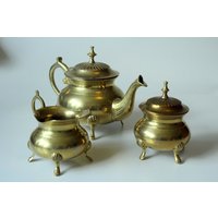 Wunderschöne Teekanne Metall Vergoldet - Innen Versilbert Auf Füßen, Mit Milchkännchen Und Zuckerdose, Mid Century Wunderschöne Teekanne Metall Vergoldet - Innen Versilbert Auf Füßen, Mit Milchkännchen Und Zuckerdose, Mid Century von BensGermanVintage