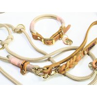 Hundehalsband Hundeleine Halsbandset Tau Set in Beige Mit Gravur Auf Lederhandschlaufe Und Verstellbarer Fettlederschnalle Cognac von BenzoDesign