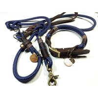 Hundehalsband Verstellbar | Hundeleine 2M in Marineblau Mit Lederhandschlaufe 3Fach Personalisierbar Namen Hundehalsband Verstellbar | Hundeleine 2M in Marineblau Mit Lederhandschlaufe 3Fach Personalisierbar Namen von BenzoDesign