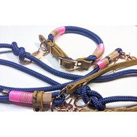 Handgefertigtes Tauhalsband in Dunkelblau Und Pink Mit Verstellbarer Lederschnalle Cognac - Verstellbar, Robust, Namensgravur von BenzoDesign