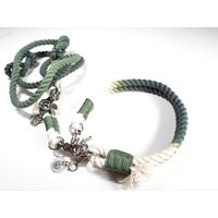Hundehalsband Mit Karabinerverschluss | Hundeleine 2M, 3Fach Verstellbar Seil Aus 100% Baumwolle Tau Set Handgefärbt in Ombre Olivgrün von BenzoDesign