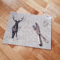 Personalisierbares Tischset "Hirsch" - Echter Schafwollfilz Handarbeit Personalisierbares Tischset "Hirsch" - Echter Schafwollfilz Handarbeit von Berghexn