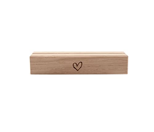Kartenhalter aus Holz mit Herzgravur | Kartenleiste | Bildleiste | Tischaufsteller | Eiche | Massivholz 15 x 3 cm Pohmer Design (Herz) von Bergliebe