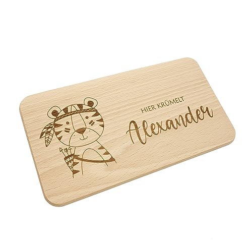 Personalisiertes Frühstücksbrettchen - Hier krümelt | Geschenk zur Geburt, Taufe oder Geburtstag| Holzbrett | 22,5 x 12,5 cm | Pohmer Design (Tiger) von Bergliebe