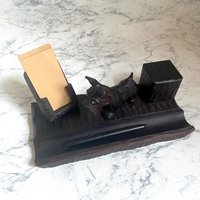 Mid Century Scottish Terrier Schreibtisch Organizer - Vintage Holz Geschnitztes Schreibtischset Mid Century Scottish Terrier Schreibtisch Organizer - Vintage Holz Geschnitztes Schreibtischset von Berlinattic