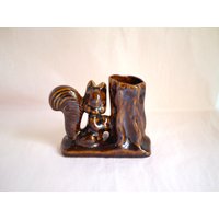 Vintage Keramik Eichhörnchen Mit Vase Oder Stift Aufbewahrungshalter von Berlinattic