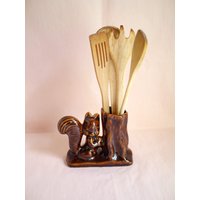 Vintage Keramik Eichhörnchen Mit Vase Oder Stiftehalter von Berlinattic