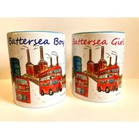 Battersea Boy Oder Girl 11 Unzen Porzellanbecher. Ein Topseller Schicke Mir Bei Der Bestellung Einfach Deine Wahl Für Junge Mädchen. Handwäsche Battersea Boy Oder Girl 11 Unzen Porzellanbecher. Ein Topseller Schicke Mir Bei Der Bestellung Einfach Deine Wahl Für Junge Mädchen. Handwäsche von BernieShop