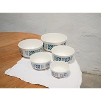 Set Aus 5 Salatschüsseln Und Schüsseln Vintage-Keramik Set Aus 5 Salatschüsseln Und Schüsseln Vintage-Keramik von BertheetHypolite