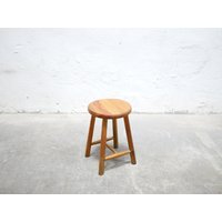 Vintage Kiefernhocker Vintage Kiefernhocker von BertheetHypolite